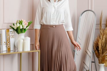 Fusta bej inchis dama Brandy plisata midi cu talie elastica 4