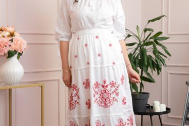 Fusta alba cu broderie florala rosie Carmen 01 2 Fusta alba cu broderie florala rosie Carmen 01 4