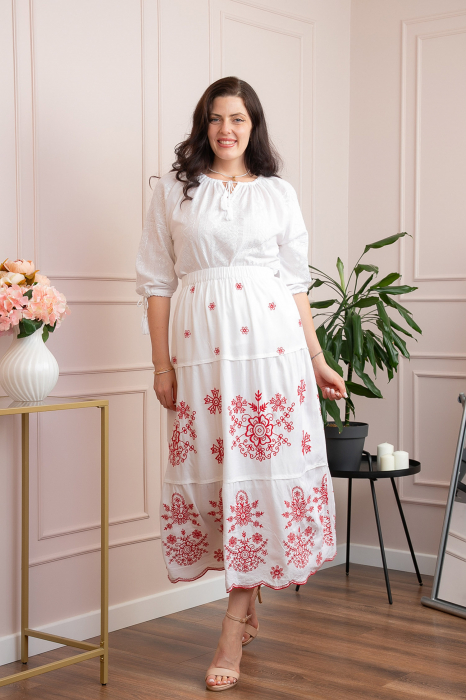 Fusta alba cu broderie florala rosie Carmen 01 1