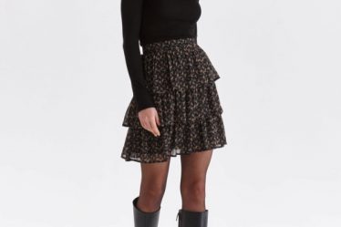 Fusta neagra cu volane si imprimeu floral 2 Fusta neagra cu volane si imprimeu floral 4