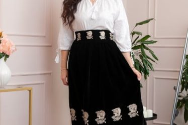 Fusta neagra din catifea cu broderie florala ivoire Catinca 3 Fusta neagra din catifea cu broderie florala ivoire Catinca 2