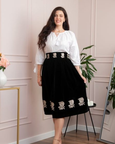 Fusta neagra din catifea cu broderie florala ivoire Catinca 5