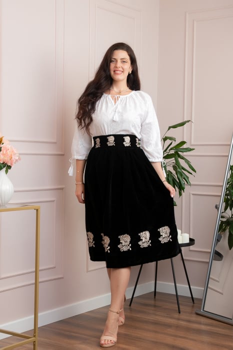 Fusta neagra din catifea cu broderie florala ivoire Catinca 1