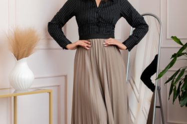 Fusta plisata eleganta Jacqueline cu elastic in talie - Bej 3 Fusta plisata eleganta Jacqueline cu elastic in talie - Bej 2