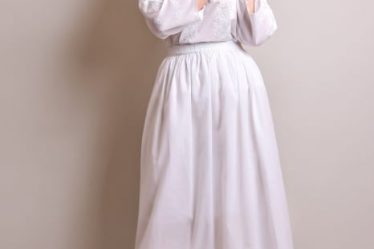 Fusta traditionala alba - poale lungi 4