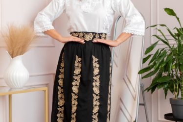 Fusta traditionala neagra cu broderie florala aurie Claudia 2 Fusta traditionala neagra cu broderie florala aurie Claudia 4