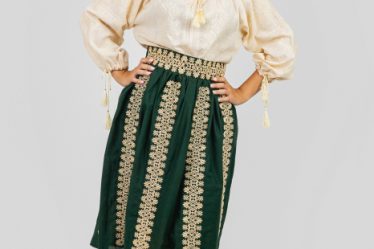 Fusta traditionala verde cu broderie florala crem Cecilia 02 5 Fusta traditionala verde cu broderie florala crem Cecilia 02 4